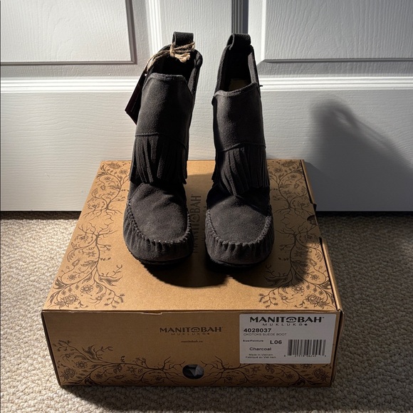 NWT Manitobah Mukluks Gray Suede Fringe Moccasin “Okotos” Boots Wmns Size 6 - Picture 2 of 7